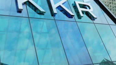KKR & Co modern şehir binası şehir merkezindeki ofis şirketleri borsa editörlüğü