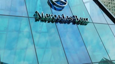 Mercedes Benz modern kentsel kule şehir merkezindeki ofis şirketleri borsa editörlüğü yapıyor.