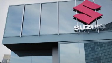 Ofis cephesinde Suzuki Logosu ve yanında da hisse senedi.