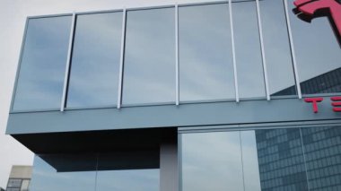 Tesla Ofisi tasarımı logo ve hisse senedi unsurlarını içerir.