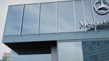 Mercedes Benz Ofis cephesi logo ve hisse senedi listeleriyle süslenmiş.