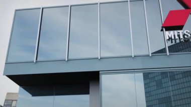 Ofis cephesinde Mitsubishi Logosu sergilenen başyazıyla