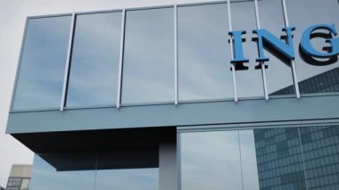 ING Stok analizi ön sayfasında logo olan ofiste.