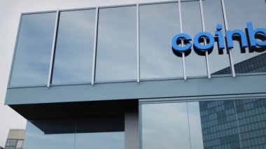 Madeni para birimi ön yüzü logo ve hisse senedi seçenekleri editoryel
