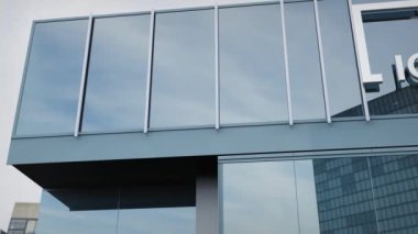 Ofis cephesinde kıtalararası borsa logosu ile hisse senedi editörü yan yana.