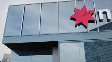 Ulusal Avustralya Bankası Logosu ofis cephesinde sergilenen başyazı ile