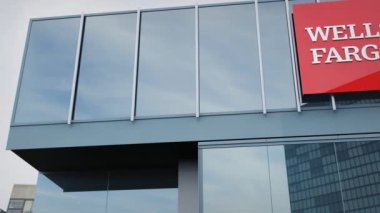 Ofis cephesinde Wells Fargo Logosu sergilenen başyazıyla