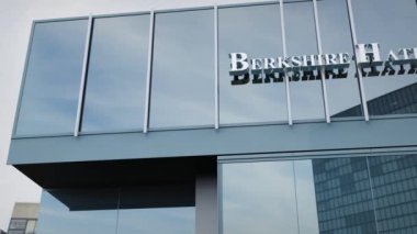Berkshire Hathaway Logosu ofis cephesinde sergilendi.