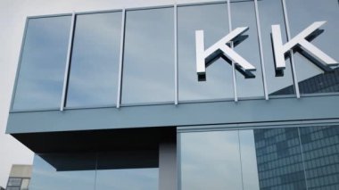 Ofis cephesi başyazısının logosu üzerinde sunulan KKR & Co Stock verileri