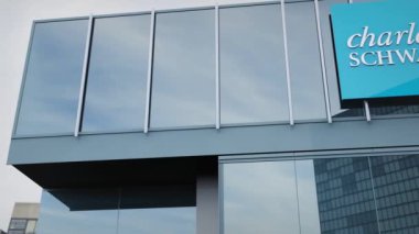Charles Schwab Ofis cephesi logo ve hisse senedi başyazısıyla süslenmiş