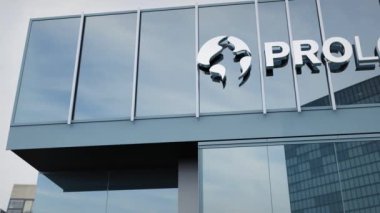 Prologis Ofis cephesi logo ve hisse senedi listeleriyle süslenmiş.
