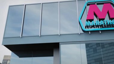Marathon Petrol Ofisi cephesi logo ve hisse senedi listeleriyle süslenmiş.