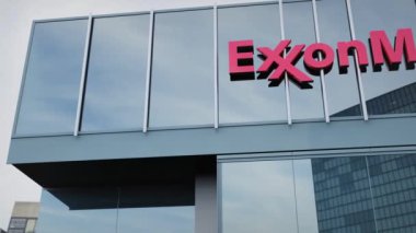 Ofisteki ExxonMobil Logosu, hisse senedi editörlüğünün yanı sıra ön cephede.