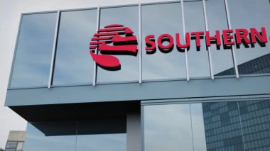 Ofis cephesinde Güney Bakır Logosu ve sergilenen stoklar