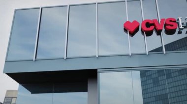 CVS Sağlık Ofisi logo ve hisse senedi listeleriyle süslenmiş.