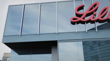 Eli Lilly Logosu ofis cephesinde sergilenen başyazıyla