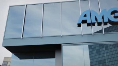 Ofis cephesinde Amgen Logosu sergilenen başyazıyla