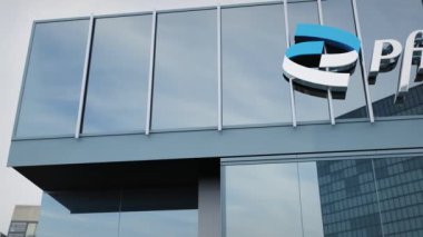 Ofis cephesinde Pfizer Logosu sergilenen başyazıyla