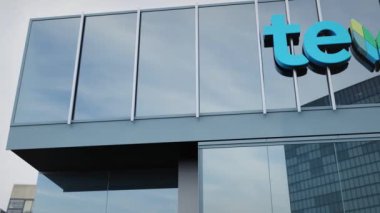 Teva İlaç Endüstrisi Borsa Analizi ön sayfada logoyla birlikte ofiste.