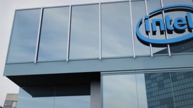 Ofis cephesindeki Intel Logosu ve sergilenen başyazı