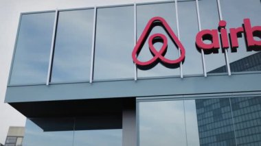 Airbnb Logosu ofis cephesinde sergilenen başyazı ile