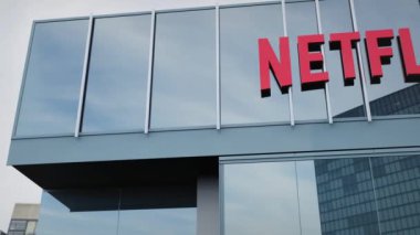Netflix Ofis cephesi logo ve hisse senedi listeleriyle süslenmiş.