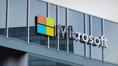 Microsoft Stock verileri ofis ön sayfasının logosuna sunulmuştur