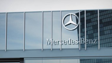 Mercedes Benz Stok verileri ofis ön sayfasının logosunda sunulmuştur.