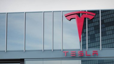 Tesla Stok verileri ofis ön sayfasının logosunda sunuldu