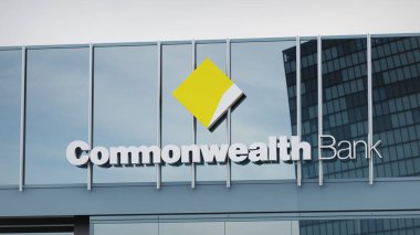 Commonwealth Bank Stock verileri ofis maskesinin logosu üzerine sunuldu