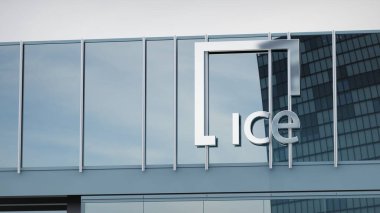 Kıtalararası Borsa verileri ofis cephesi editörünün logosu üzerine sunulmuştur