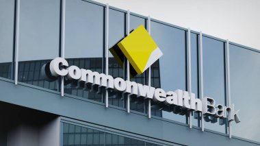 Commonwealth Bank Stock verileri ofis maskesinin logosu üzerine sunuldu