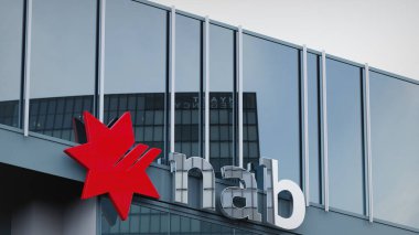 National Australia Bank Stock verileri ofis maskesinin logosu üzerine sunuldu