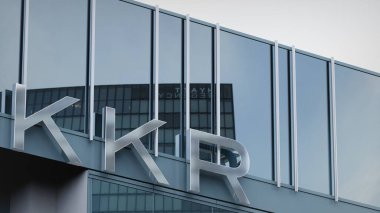 Ofis cephesi başyazısının logosu üzerinde sunulan KKR & Co Stock verileri
