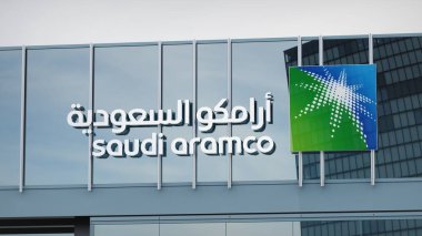 Suudi Aramco Stok verileri ofis cephe başyazı masasının logosunda sunuldu