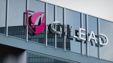 Gilead Sciences Stok verileri ofis ön sayfasının logosu üzerine sunulmuştur.