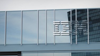 Ofis maskesinin logosunda sunulan IBM Stok verileri