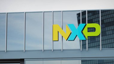 NXP Yarı iletkenler Ofis cephe başyazı masasının logosu üzerinde sunulan veriler