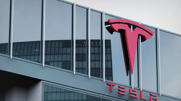 Tesla Stok verileri ofis ön sayfasının logosunda sunuldu