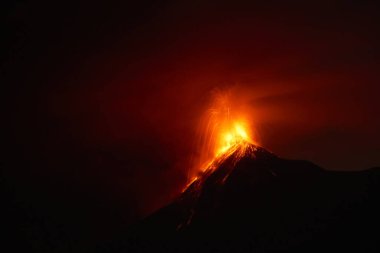 Antigua Guatemala yakınlarında gece yanardağ patlaması