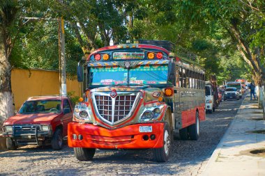 Antigua Guatemala 'da tavuk otobüsü çalışıyor.
