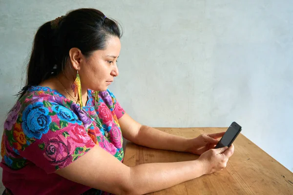Гватемальская Женщина Традиционном Хайпильском Платье Работает Ноутбуком Смартфоном — стоковое фото