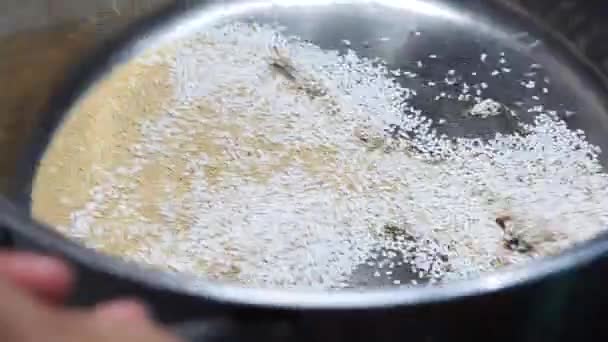 Amaranth Samen Werden Gekocht Und Wie Popcorn Einem Metalltopf Aufgeschlagen — Stockvideo
