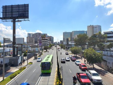 Sokak manzaralı Bölge 4, Guatemala City trafiği ve insanlar