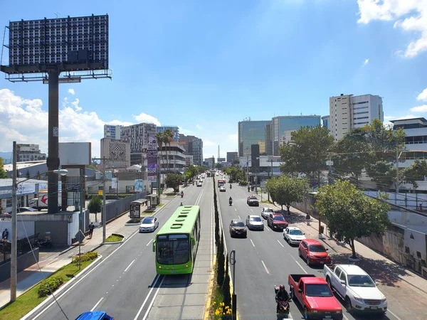 グアテマラ第4地区の市街地からの眺め交通と人々 — ストック写真