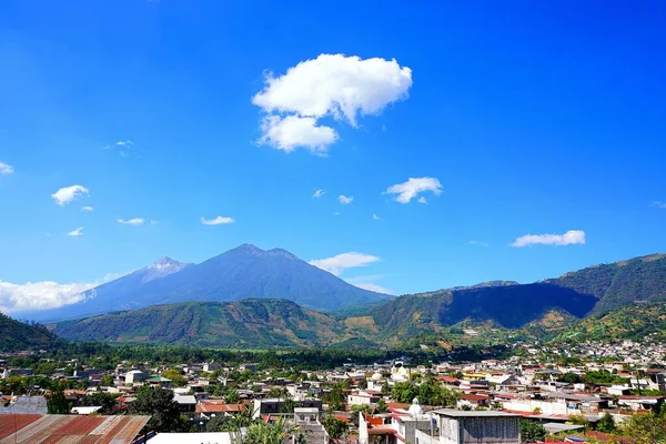 Gunung Berapi Acatenango Dan Fuego Bawah Langit Cerah Biru Terlihat — Stok Foto
