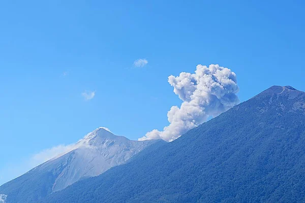 Acatenango Fuego Volcanos Sob Céu Azul Ensolarado Visto San Antonio — Fotografia de Stock
