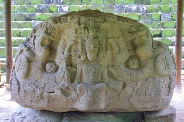 Guatemala 'daki Quirigua arkeoloji sahasındaki Maya taş heykeli.