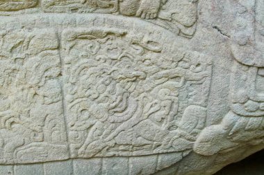 Guatemala 'daki Quirigua arkeoloji sahasındaki Maya taş heykeli.