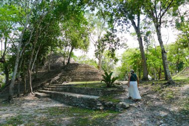 Cahal Pech Maya harabelerini keşfeden kadın turist, San Ignacio, Belize
